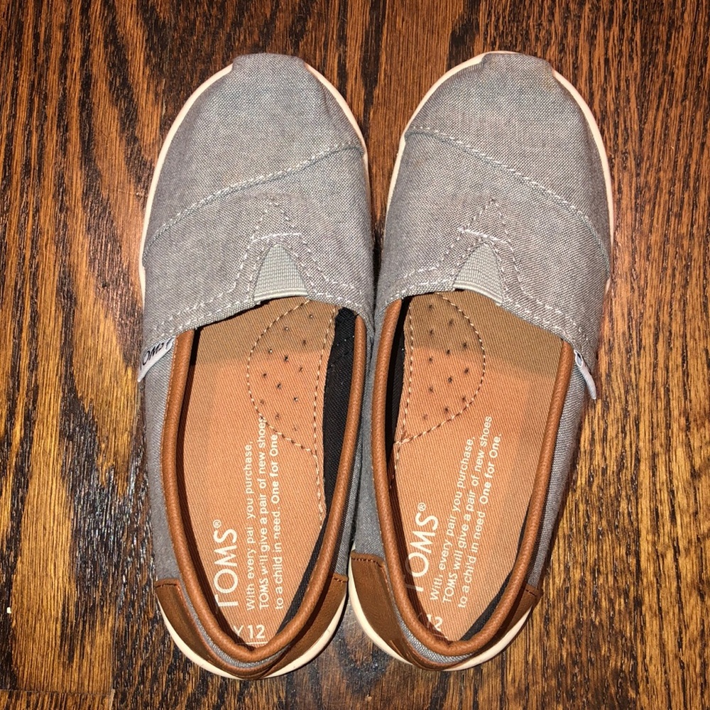 Boy’s Toms! Size 12